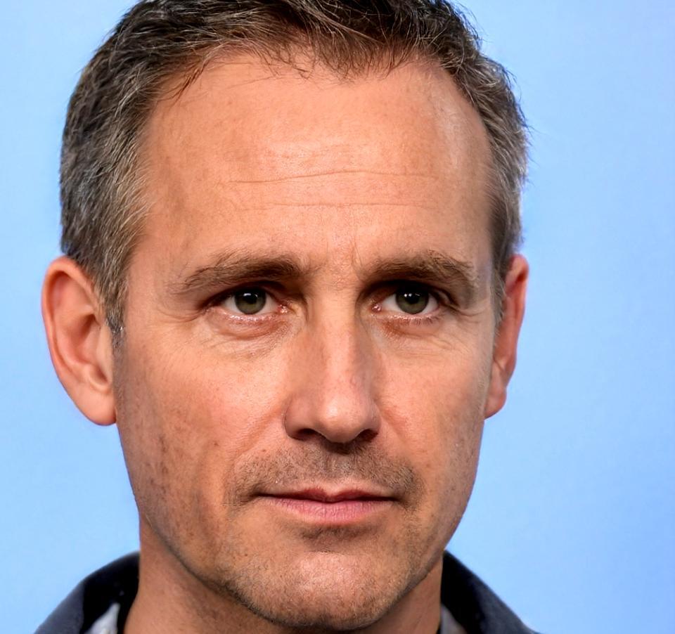 Sangwoo Eum examining financial data